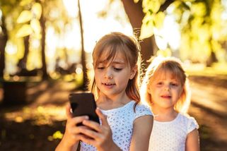 Mobily nedoporučujeme, ale stejně si je všichni vezmou, říká organizátor táborů - Novinky